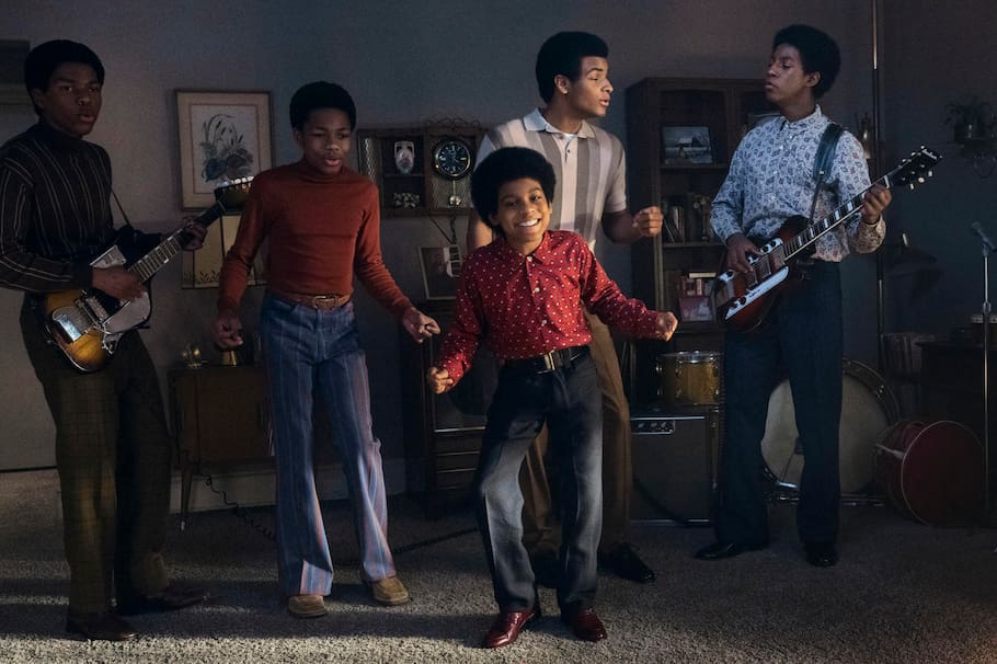 LOS ÁNGELES, 06/11/2025.- Jaafar Jackson, sobrino de Michael Jackson, demostró en las primeras imágenes del biopic que protagoniza sobre su tío que es capaz de emular a la perfección los icónicos pasos de baile del 'rey del pop'. Poco más de un minuto de imágenes sirven para confirmar que Jaafar Jackson, de 29 años e hijo de Jermaine Jackson, es el digno heredero de la saga familiar. EFE/ Glen Wilson/lionsgate /SOLO USO EDITORIAL/SOLO DISPONIBLE PARA ILUSTRAR LA NOTICIA QUE ACOMPAÑA (CRÉDITO OBLIGATORIO)
