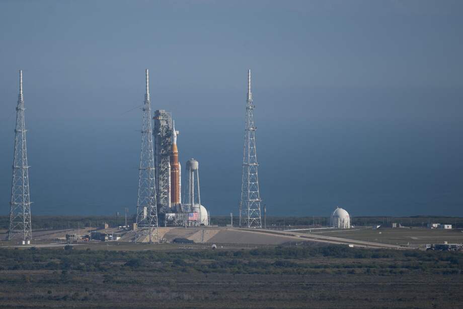 USA7837. CABO CAÑAVERAL (ESTADOS UNIDOS), 29/01/2026.- Fotografía del 18 de enero de 2026 cedida por la NASA que muestra el cohete del Sistema de Lanzamiento Espacial (SLS) y la nave espacial Orion (arriba) de la misión Artemis II en el Edificio de Ensamblaje de Vehículos en el Centro Espacial Kennedy en Cabo Cañaveral (Estados Unidos). En medio de las inusuales bajas temperaturas en Florida, la NASA prevé realizar este sábado el ensayo en frío de la misión Artemis II, que incluye la carga completa de combustible, un paso crucial hacia la misión que llevará este año a cuatro astronautas nuevamente alrededor de la Luna por primera vez en más de 50 años. EFE/ Joel Kowsky/ NASA /SOLO USO EDITORIAL/ NO VENTAS/ SOLO DISPONIBLE PARA ILUSTRAR LA NOTICIA QUE ACOMPAÑA (CRÉDITO OBLIGATORIO)