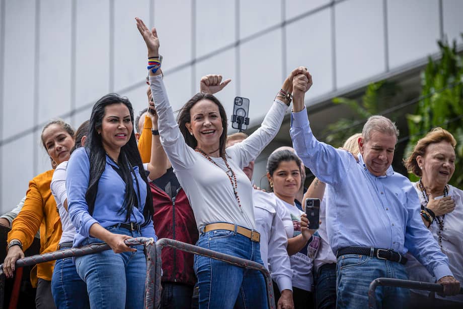 La líder opositora venezolana María Corina Machado (2-i) y el candidato a la presidencia de Venezuela, Edmundo González Urrutia (2-d), durante la manifestación de apoyo para denunciar fraude este martes, en Caracas (Venezuela).