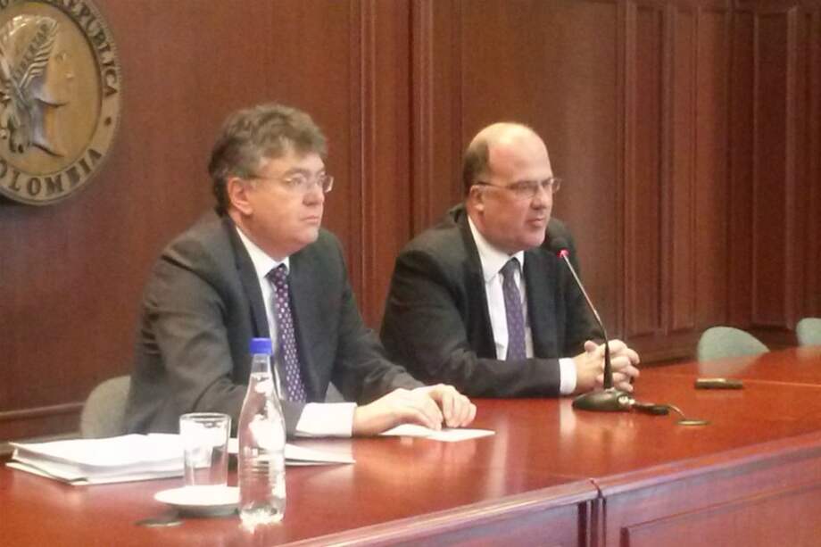 Ministro de Hacienda, Mauricio Cárdenas y gerente del Emisor, José Darío Uribe.