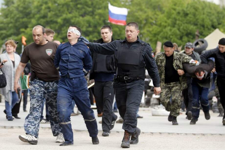 Ucrania lucha contra el caos; Moscú preocupada por la "paz" en Europa