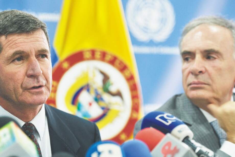 El jefe de la misión de la ONU, Jean Arnault, y el general Javier Pérez Aquino, en rueda de prensa. / Óscar Pérez