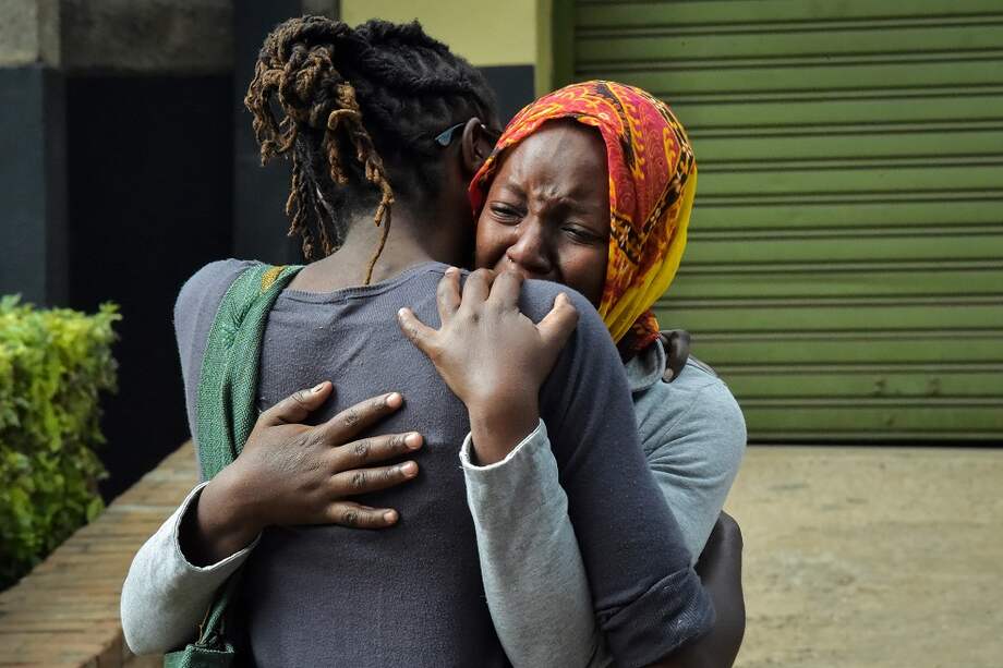 Familiares de las víctimas del atentado en el complejo hotelero de Nairobi tras identificar los cuerpos. / AFP