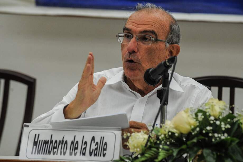 El jefe del equipo negociador del gobierno en la mesa de diálogos de La Habana, Humberto De la Calle. / AFP