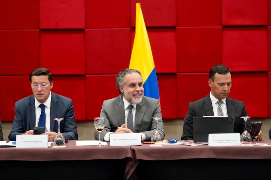 Registrador Hernán Penagos; ministro del Interior, Armando Benedetti y ministro de Defensa, Pedro Sánchez.