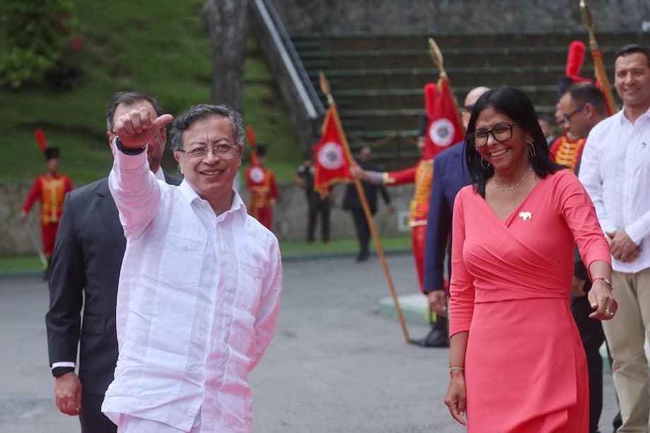 El presidente de Colombia, Gustavo Petro (i), saluda junto a la presidenta encargada de Venezuela, Delcy Rodríguez (d), a su llegada al palacio de Miraflores este viernes, para sostener una reunión centrada en la seguridad fronteriza y la cooperación bilateral, en Caracas (Venezuela).