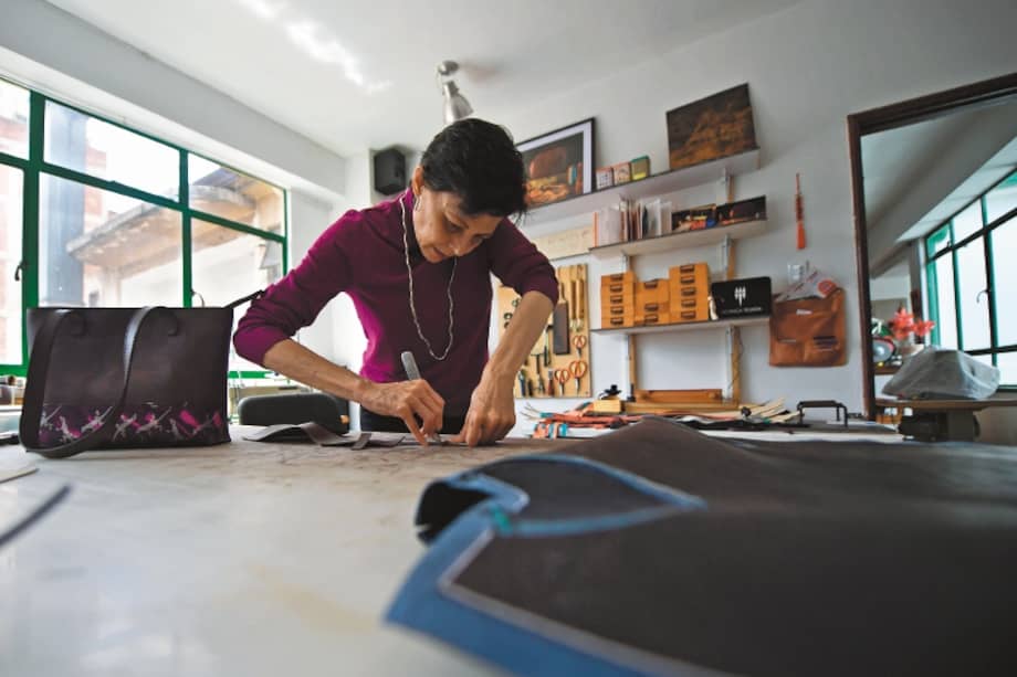 Mónica Tejada se dedica a la marroquinería desde hace 22 años. Hoy dicta clases virtuales de su oficio a seis estudiantes.