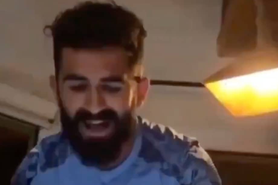 El momento en el que Elseid Hysaj interpretó Bella Ciao con sus nuevos compañeros.
