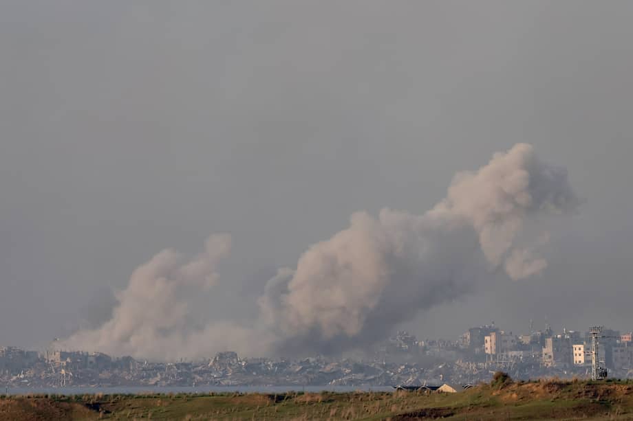 El humo se eleva desde los edificios de Gaza, mientras continúa la operación del Ejército israelí en la Franja. Al menos 18.000 palestinos y 1.200 israelíes han muerto, según el Ministerio de Salud palestino y las Fuerzas de Defensa de Israel.