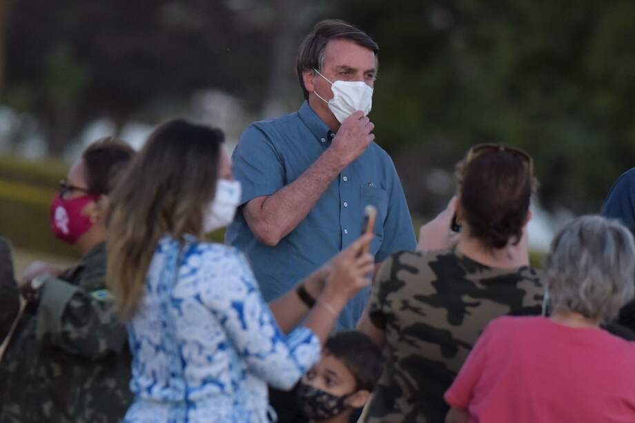 En pleno aumento de casos y muertos en Brasil por cuenta del coronavirus, el presidente Jair Bolsonaro sube en las encuestas.