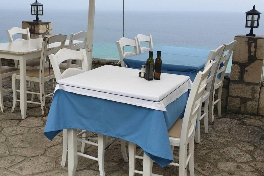 Si solo vas a limpiar, usa agua y jabón pasando una esponja o paño sobre la superficie del mantel, pero si vas a desinfectarlo puedes utilizar bicarbonato y vinagre blanco.