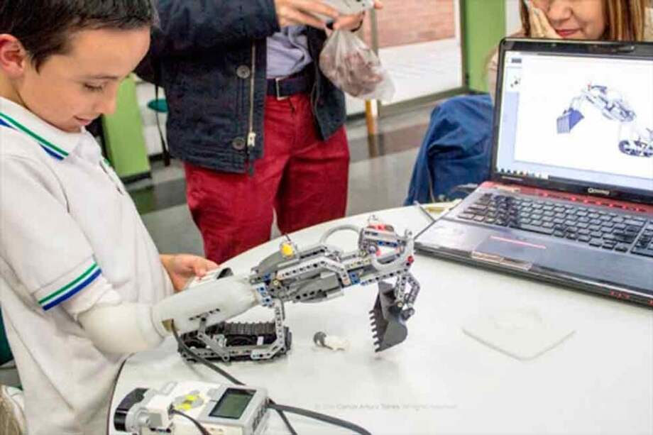 Premian a colombiano que creó prótesis de un brazo con piezas de Lego