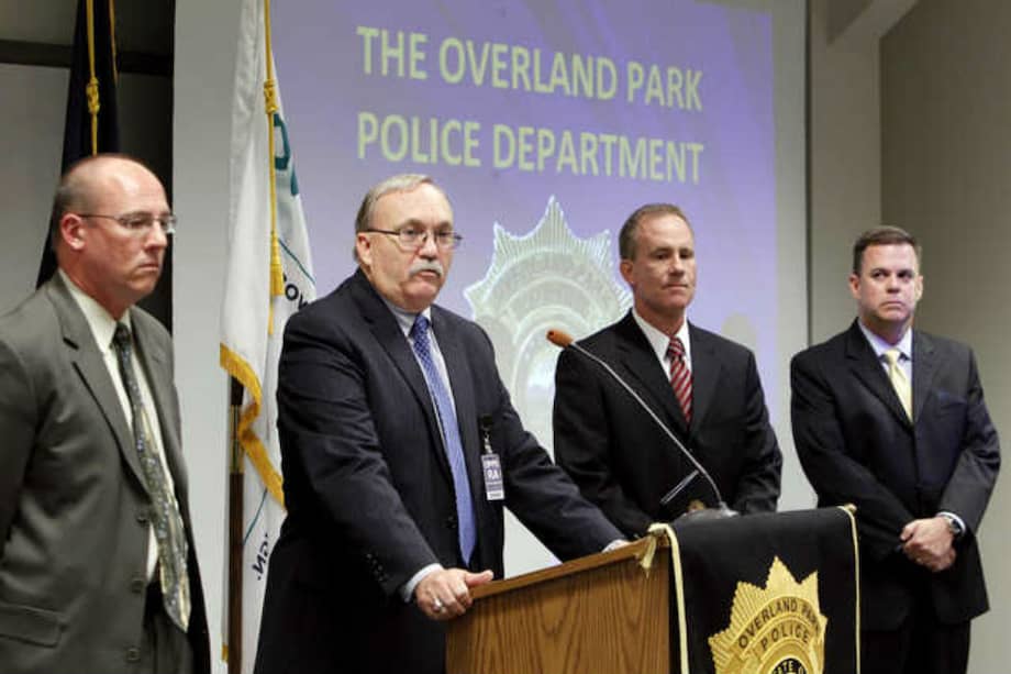 John Doulgas (segundo a la izquierda), comandante de Policía de Overland Park, anunció en rueda de prensa la captura de Hodges en Colombia. /Kansas City