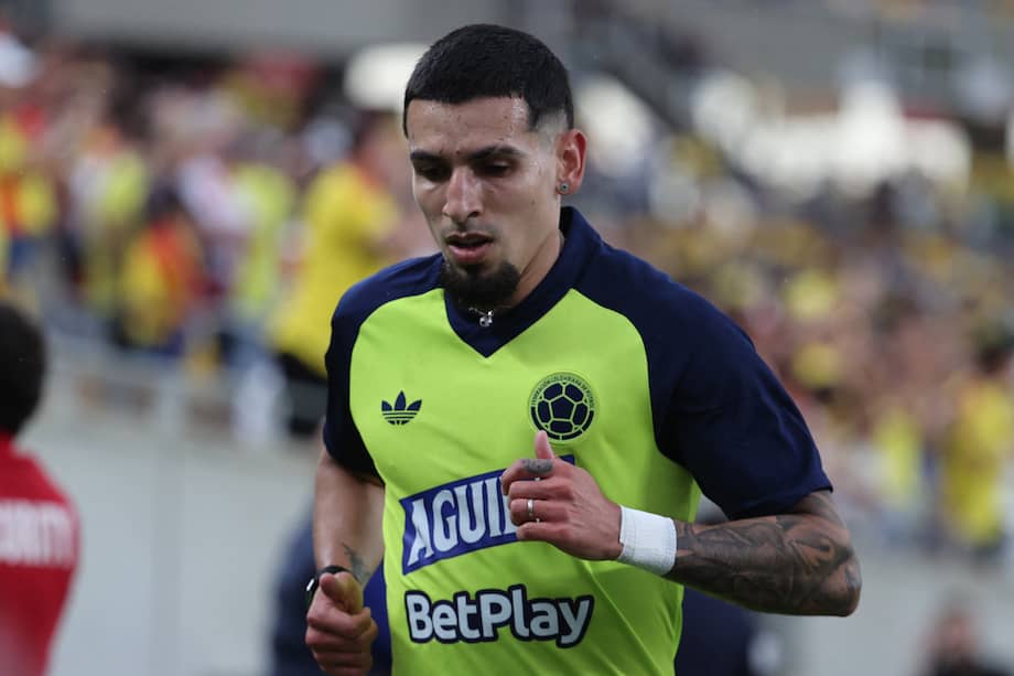 Daniel Muñoz entrando en calor antes del partido amistoso entre Colombia y Croacia en el Camping World Stadium de Orlando, Florida, el jueves 26 de marzo de 2026.