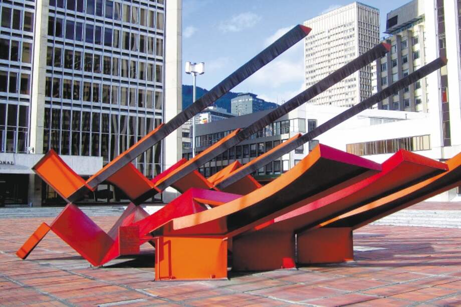 Escultura "Nave espacial". La obra fue realizada en hierro policromado por Eduardo Ramírez Villamizar y se encuentra en el Centro Internacional (Bogotá).