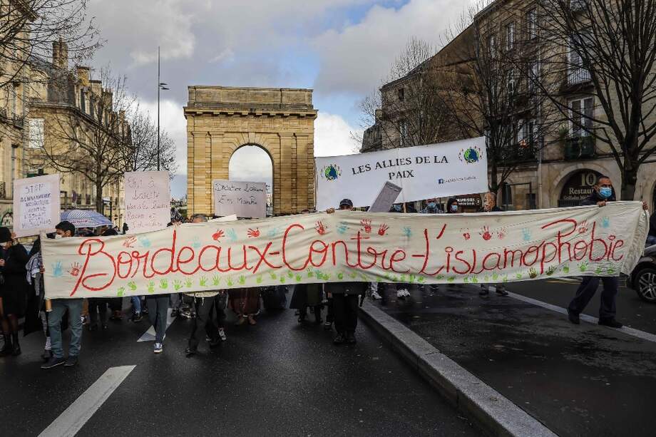 Ciudadanos se concentraron en el centro de París para protestar contra la llamada ley de seguridad global y la violencia policial.