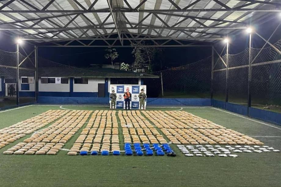 El cargamento fue hallado en el sector de Cupica, zona rural, durante un operativo conjunto entre el Ejército y la Armada en el departamento del Chocó.