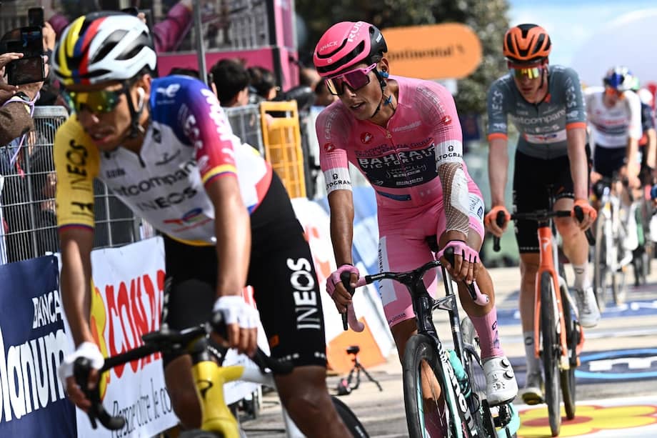 Egan Bernal pasa por la meta de la octava etapa junto al líder de la carrera, Afonso Eulalio.
