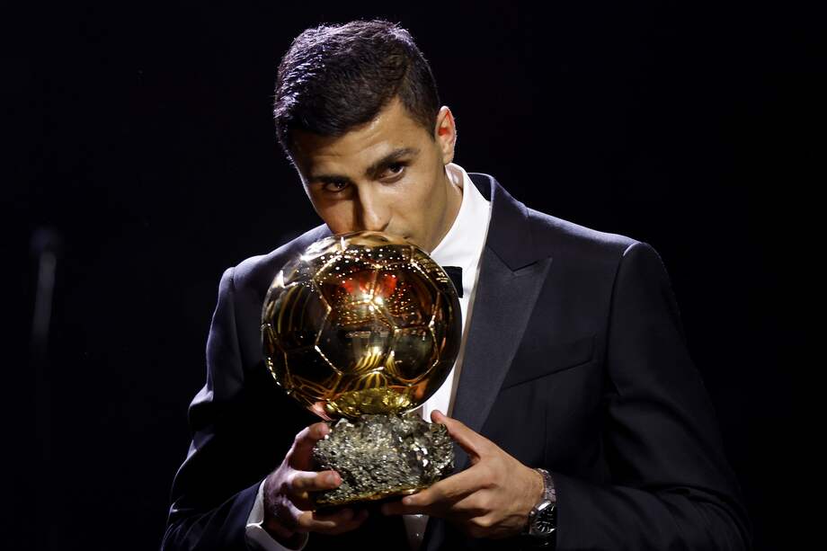 El centrocampista del Manchester City y de España, Rodri, besa el trofeo tras ganar el premio Balón de Oro masculino 2024 en la ceremonia del Balón de Oro 2024 en el Teatro du Chatelet en París, Francia, el 28 de octubre de 2024.
