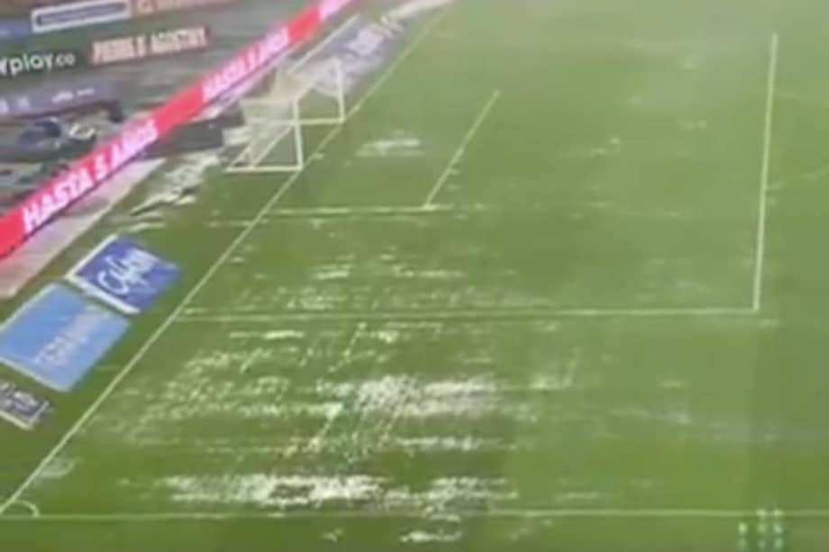 Campo del estadio El Campín inundado tras fuertes lluvias
