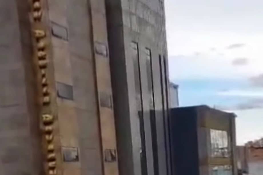 Hasta el momento no se reportan personas lesionadas y continúa el paso restringido en la zona.