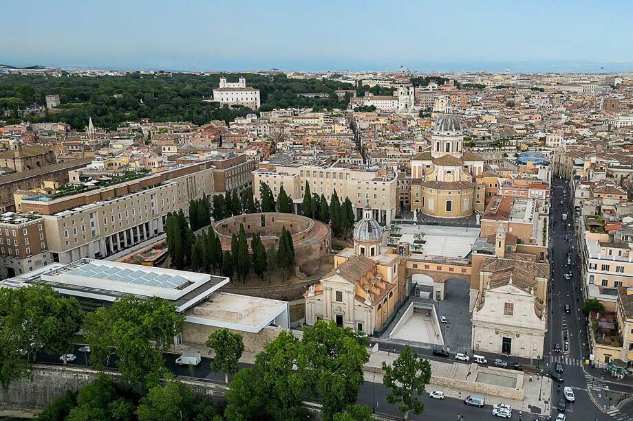 La remodelación de la plaza comenzó en 2006, cuando el arquitecto ganó un concurso internacional de diseño.
