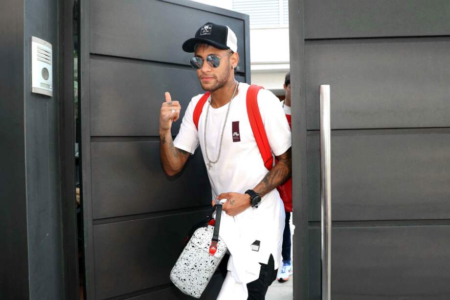 Neymar al momento de abandonar su casa en Barcelona. / EFE