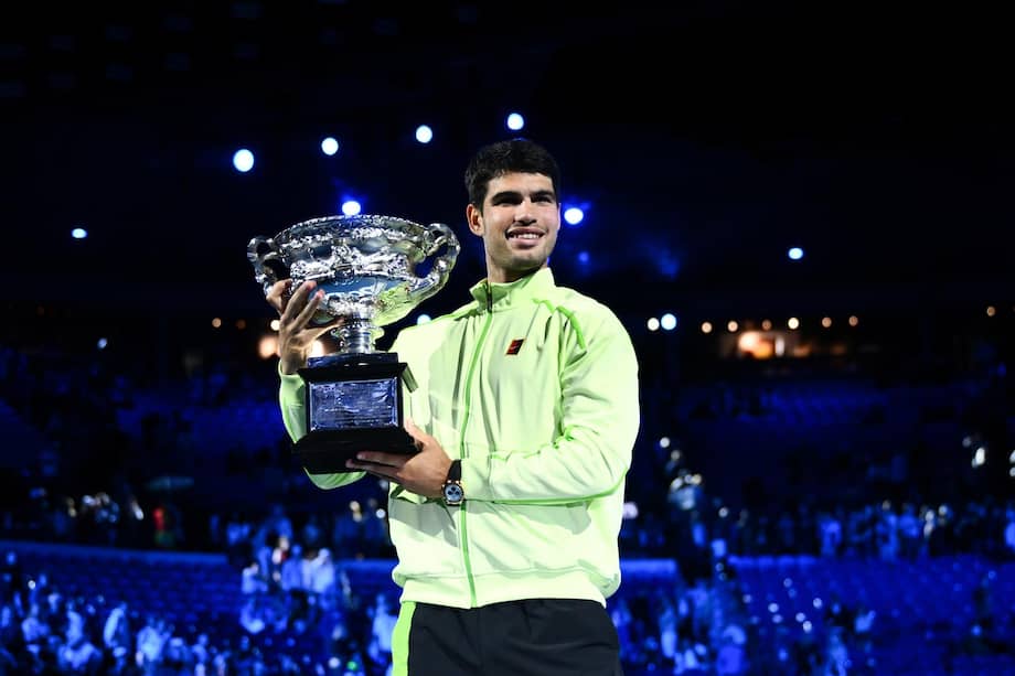 Carlos Alcaraz de España posando con el trofeo después de ganar la final individual masculina del Abierto de Australia 2026 contra el serbio Novak Djokovic este primero de febrero de 2026 en Melbourne.