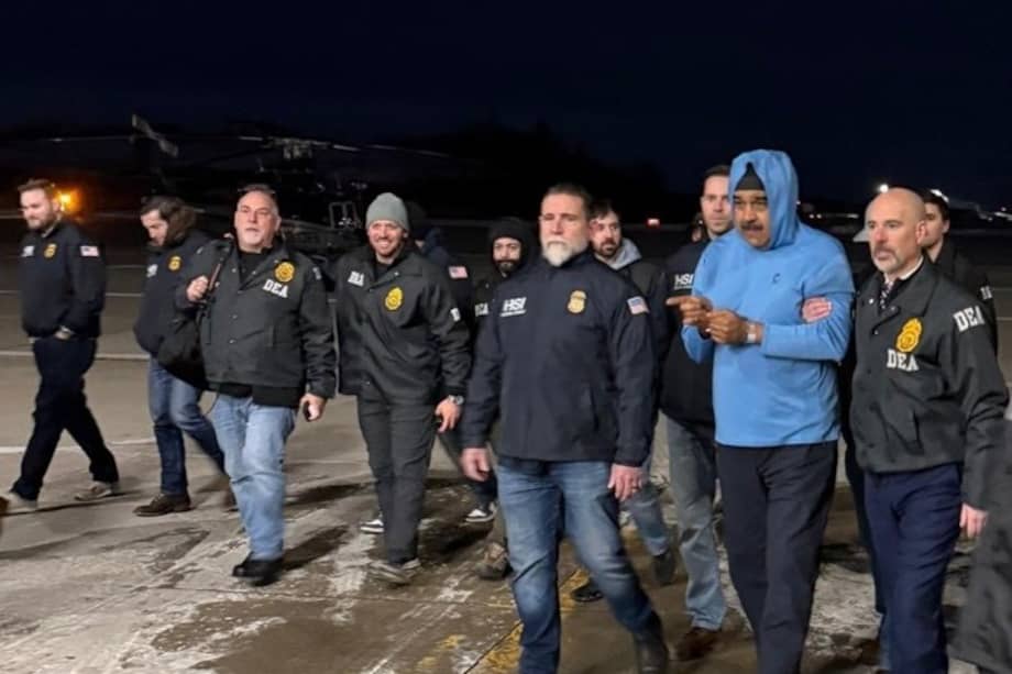 Fotografía que muestra a Nicolás Maduro (c) escoltado por agentes de la Administración para el Control de Drogas (DEA).