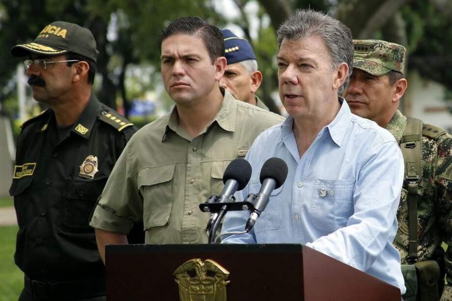 El presidente Juan Manuel Santos, ordenó la reanudación de los bombardeos a los campamentos de las Farc. / EFE