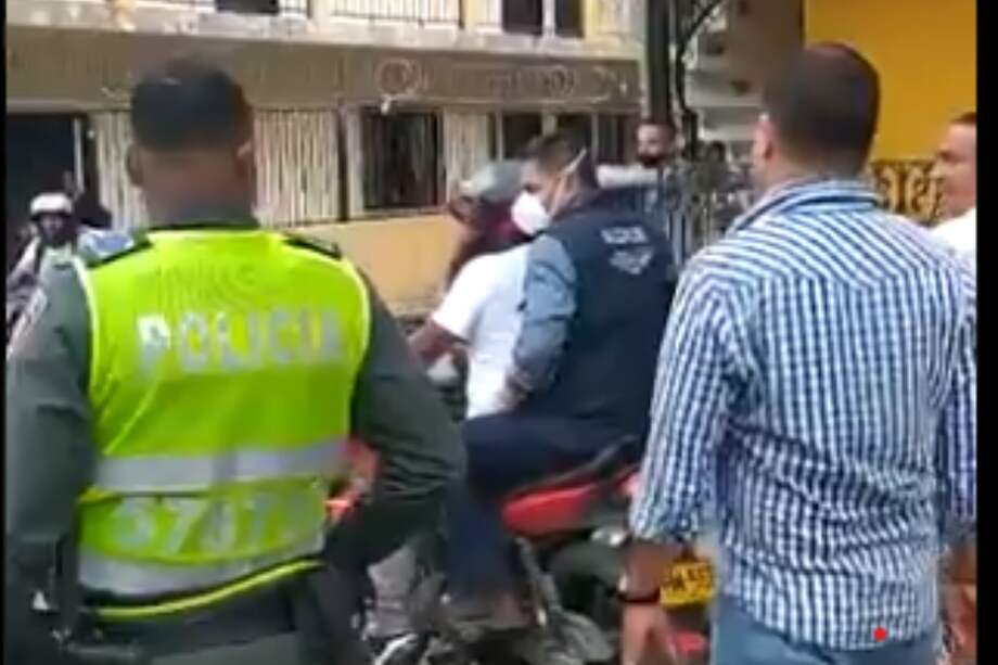 Alcalde de Cali, Jorge Iván Ospina, pagará multa por ir de parrillero en moto y sin casco.