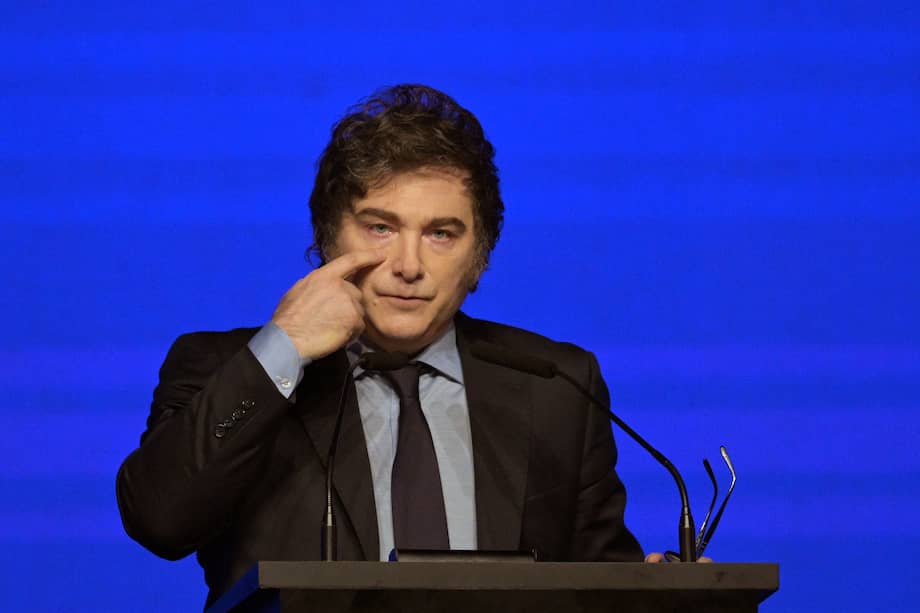 El presidente de Argentina, Javier Milei, gesticula durante la Conferencia de Acción Política Conservadora (CPAC) en Buenos Aires el 4 de diciembre de 2024.