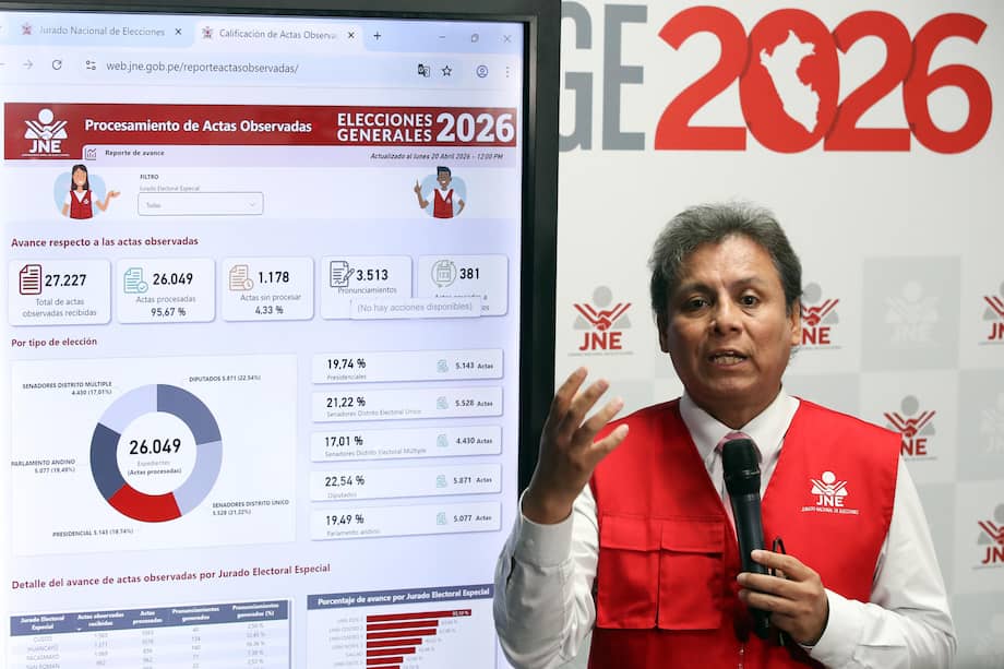 El coordinador legal del gabinete de asesores del JNE, Jorge Valdivia, habla en una rueda de prensa este lunes, en Lima (Perú).