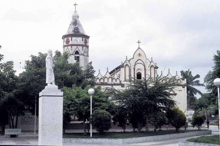 Postal de la plaza y la iglesia del municipio de Aracataca, Magdalena. / Archivo