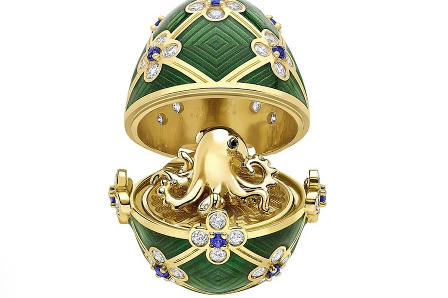 La pieza, valorada en 33.585 dólares neozelandeses (18.300 euros), estaba elaborada en oro amarillo de 18 quilates y engastada con 60 diamantes blancos y 15 zafiros azules. En su interior albergaba un pequeño pulpo de oro adornado con dos diamantes negros como ojos. EFE/ Fabergé