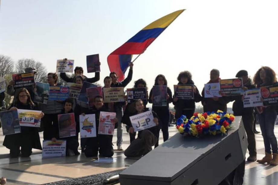 Un grupo de colombianos marchan desde París hasta la Corte Penal Internacional para protestar por muertes de líderes sociales en Colombia. / EFE