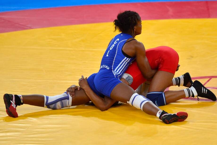 Jackeline Rentería en combate con la ecuatoriana Lissette Alexandra Antes Castillo. Foto: AFP