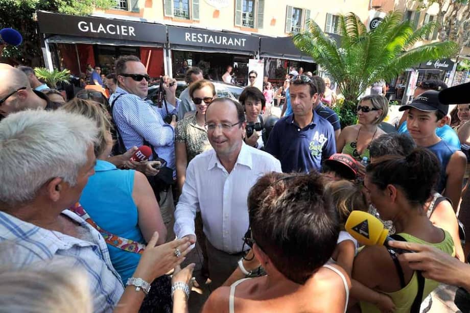 François Hollande, presidente de Francia, recorre las calles de Bormes-les-Mimosas, al sur de Francia.