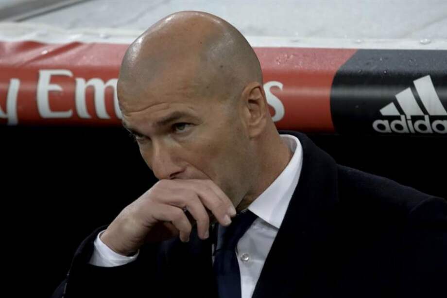 El DT francés Zinedine Zidane durante el partido entre Real Madrid y Sevilla. / EFE