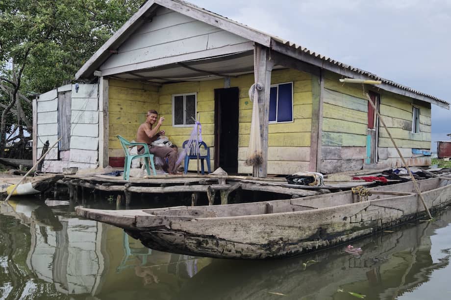 Imagen de un poblador en Buenavista, pueblo palafítico vecino de Bocas de Aracataca.