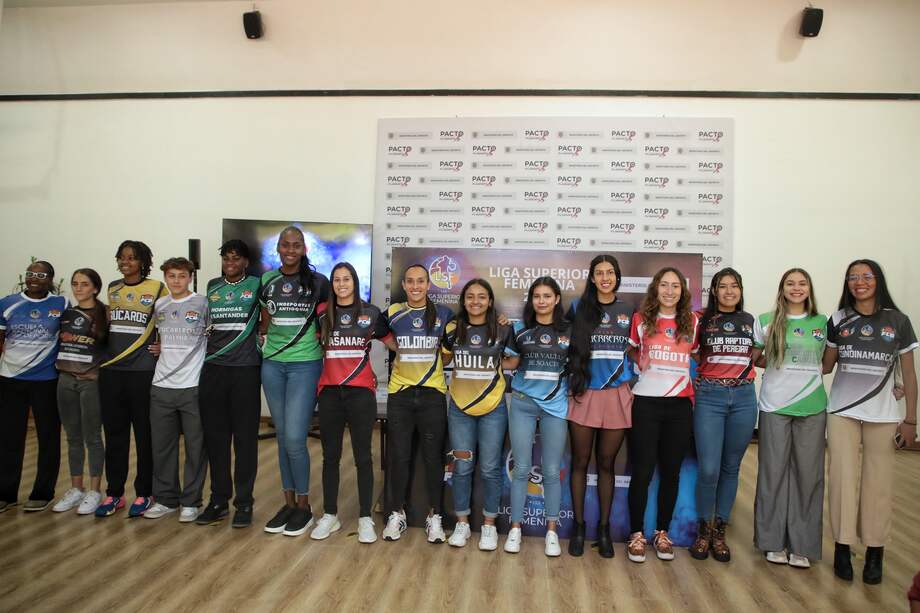 Las jugadoras de los distintos equipos en la presentación de la Liga Superior Femenina de Baloncesto, que irá del 24 de mayo al 17 de junio.