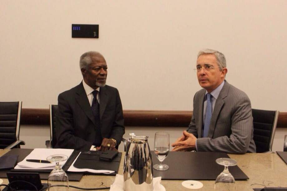 El expresidente Uribe habló con los medios de comunicación en Bogotá al concluir un encuentro con el exsecretario de la ONU, Kofi Annan. / Cortesía Centro Democrático