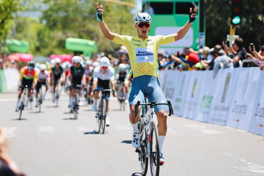 Paredes celebrando su tercer triunfo en la Vuelta a Colombia 2026.