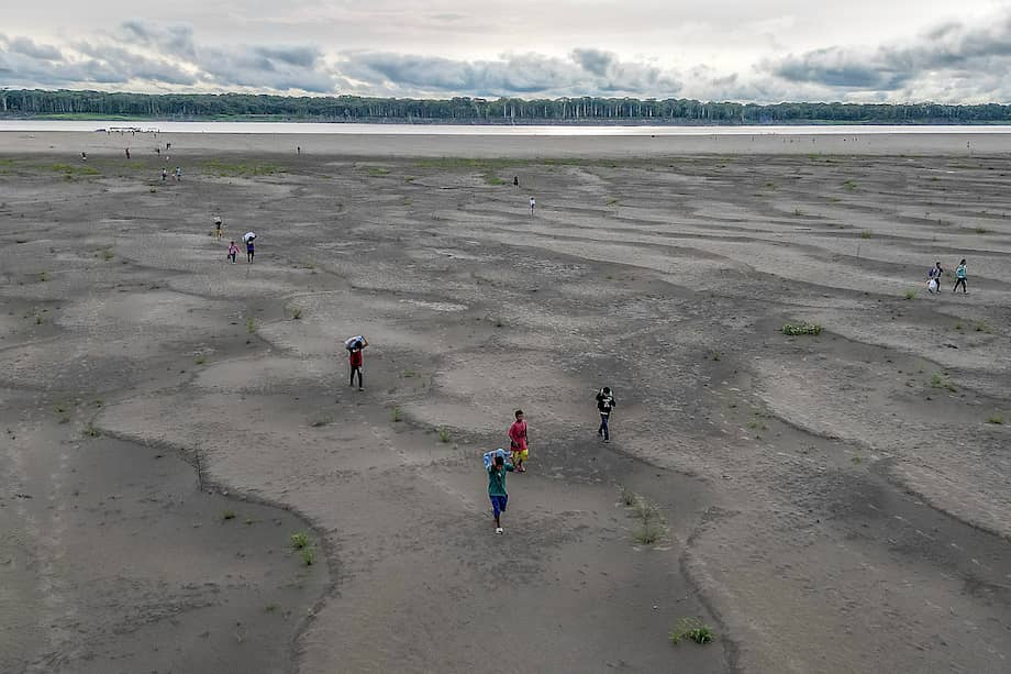 Vista aérea de indígenas yagua transportando agua y otros enseres debido al bajo nivel del río Amazonas en la Isla de los Micos, departamento del Amazonas, Colombia.