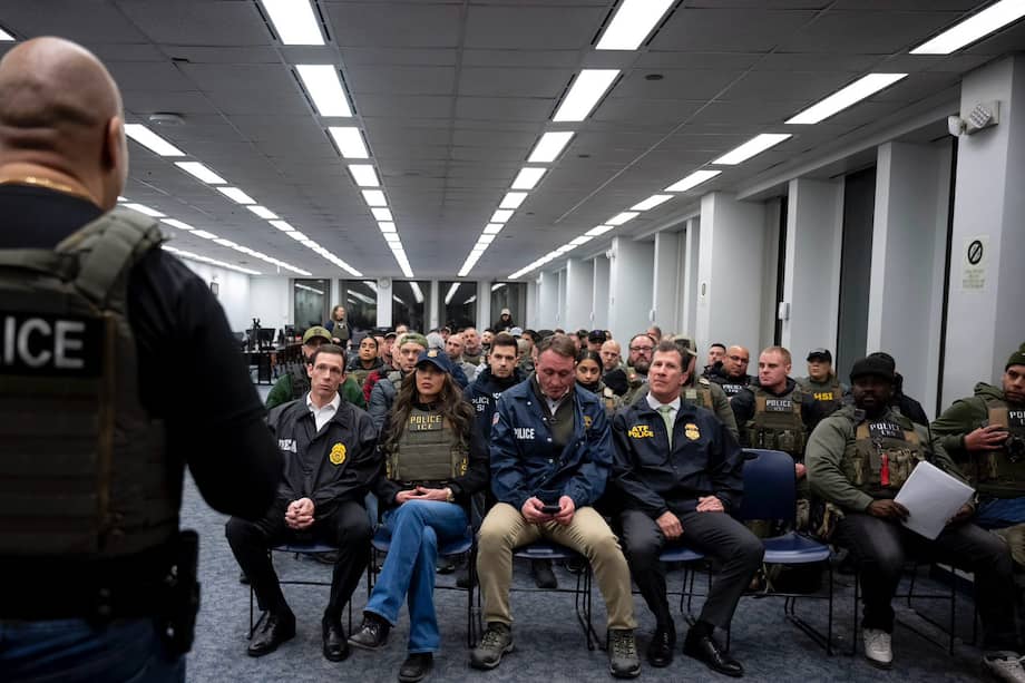 La secretaria de Seguridad Nacional de Estados Unidos, Kristi Noem (c), asistiendo junto a agentes del Servicio de Control de Inmigración y Aduanas (ICE) durante un operativo este martes, en Nueva York (EE.UU.).
