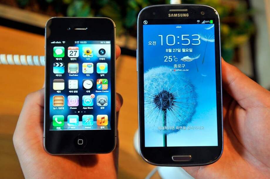 Un iPhone 4S junto a un Samsung Galaxy S3. Foto AFP