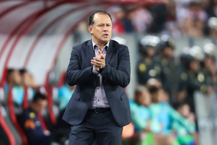 Juan Reynoso, durante un partido de las Eliminatorias Sudamericanas para la Copa Mundial de Fútbol 2026 entre Perú y Brasil.