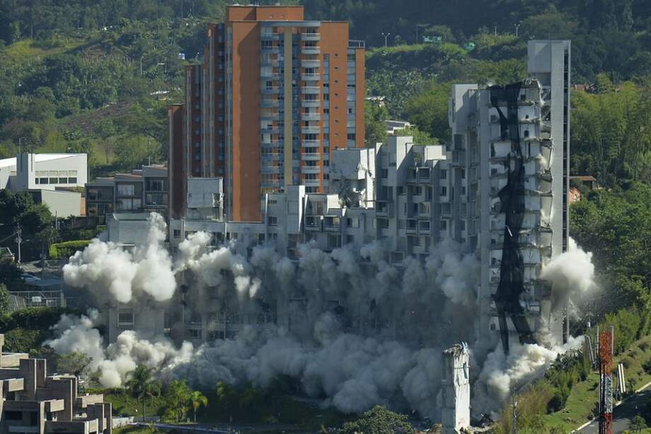 Se cumplió implosión para derribar torres del Space