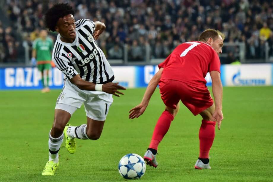 El colombiano Juan Guillermo Cuadrado sobrepasa al danés Michael Krohn-Dehli deñ Sevilla. / AFP