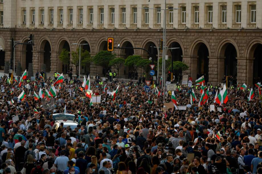 Al menos 5.000 personas se echaron a la calle el lunes por la noche en el centro de Sofía.